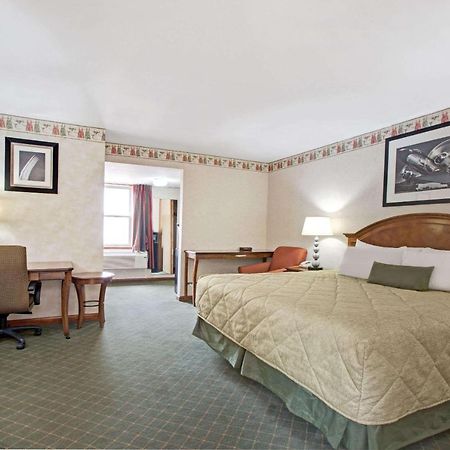 Hotel Ramada By Wyndham Flemington Zewnętrze zdjęcie
