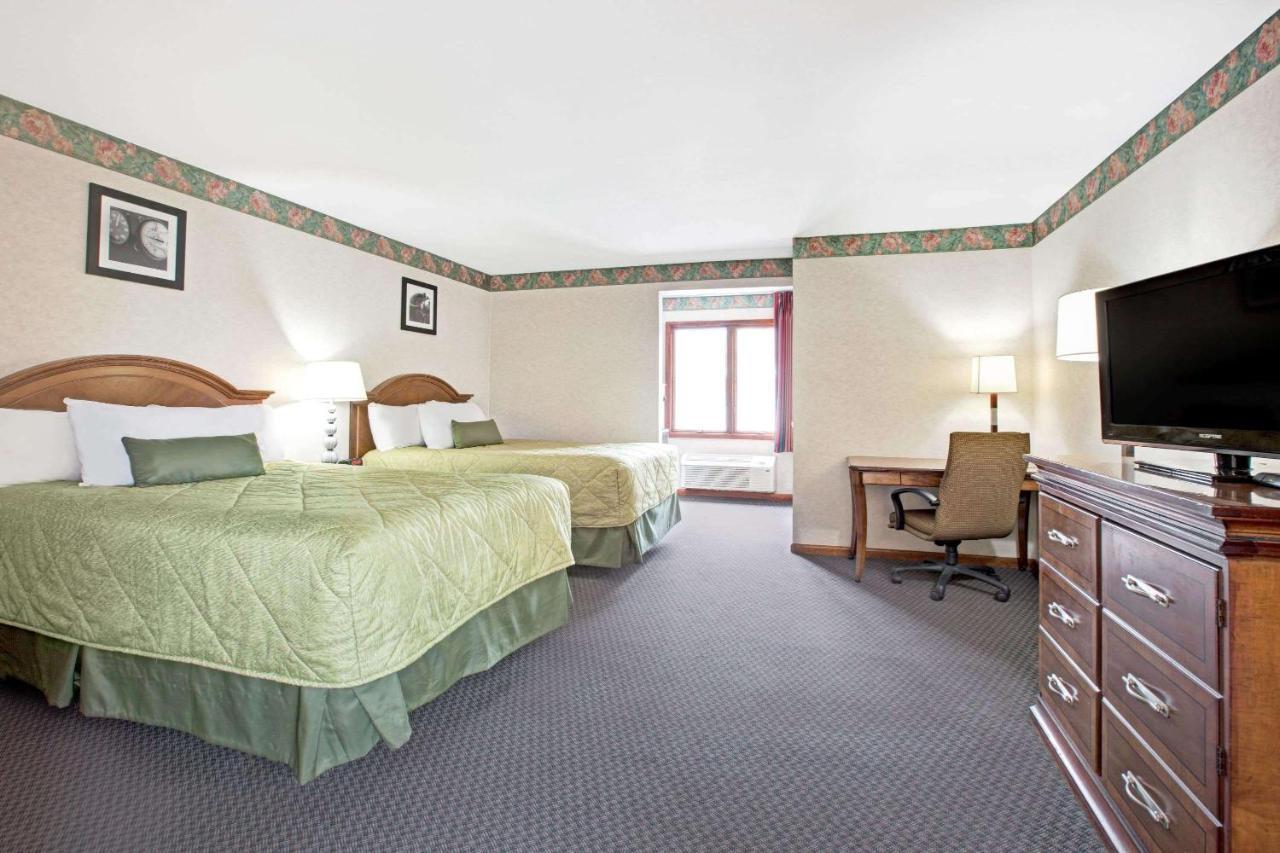 Hotel Ramada By Wyndham Flemington Zewnętrze zdjęcie