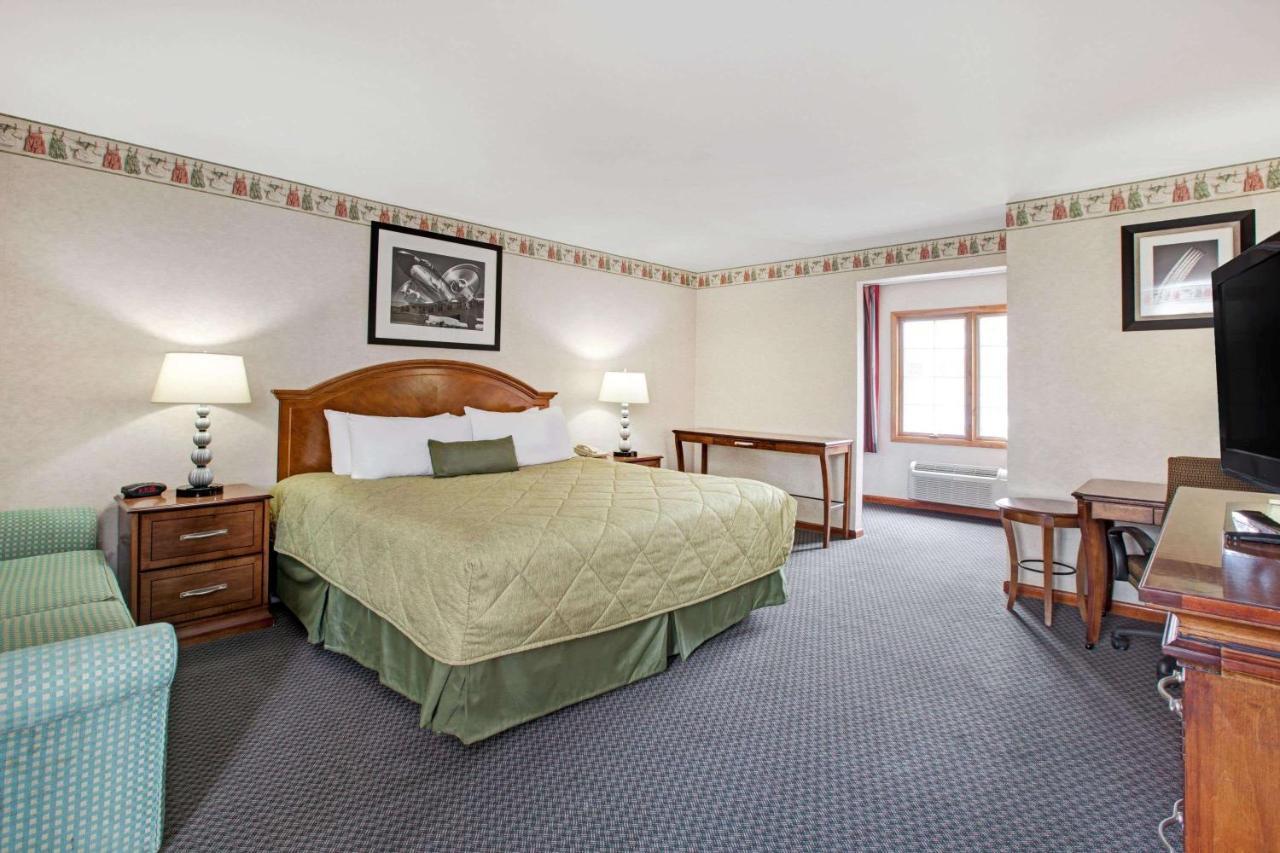 Hotel Ramada By Wyndham Flemington Zewnętrze zdjęcie