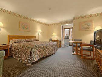 Hotel Ramada By Wyndham Flemington Zewnętrze zdjęcie