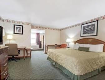 Hotel Ramada By Wyndham Flemington Zewnętrze zdjęcie